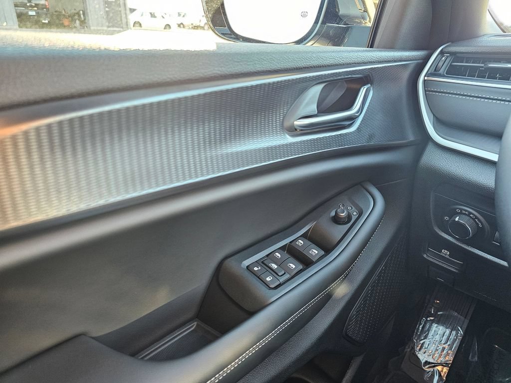 New 2025 Jeep Grand Cherokee Altitude AWD/4WD image 28