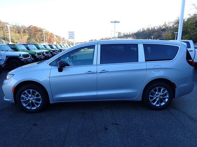 New 2026 Chrysler Pacifica Select image 2