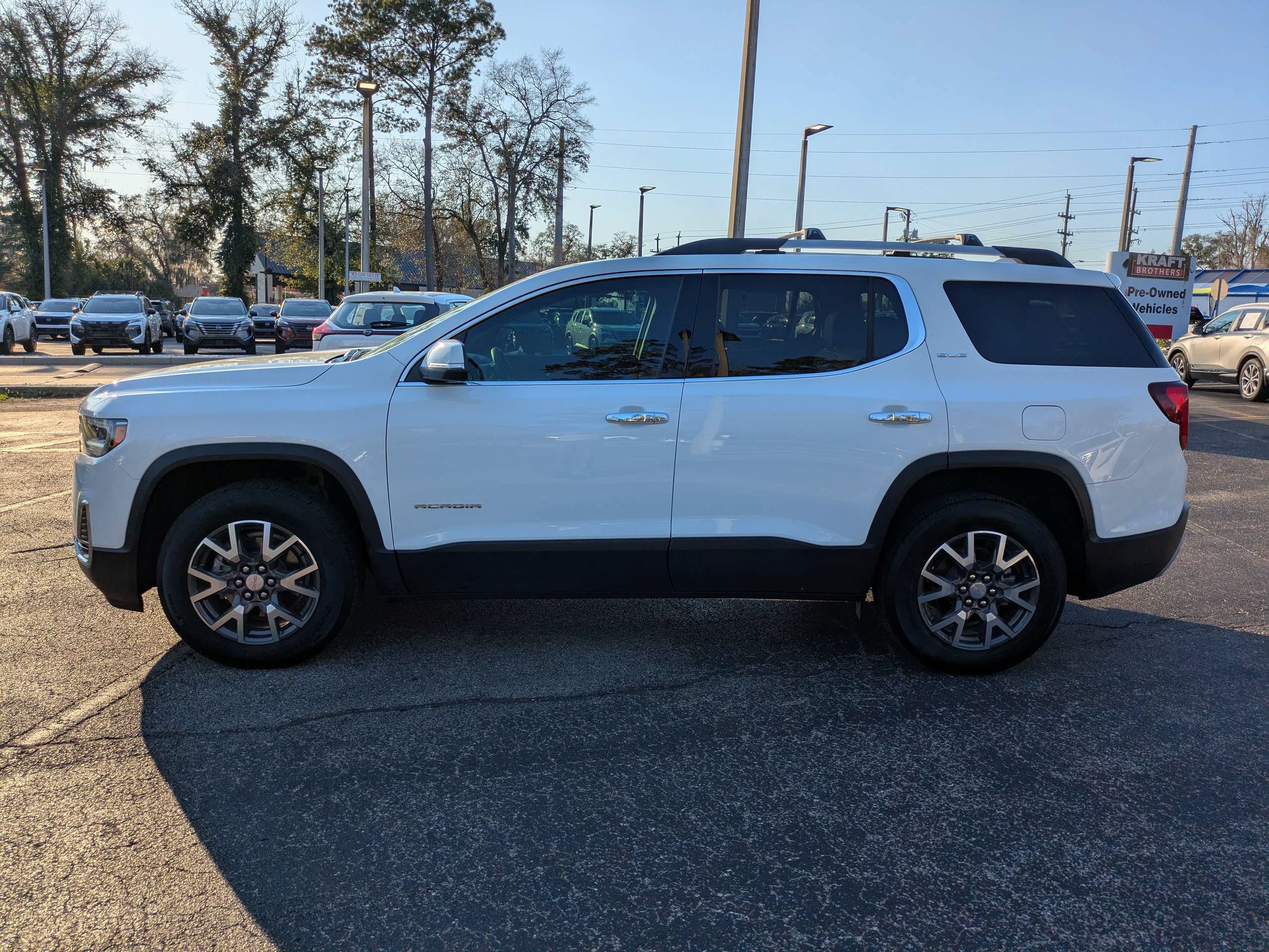 Used 2023 GMC Acadia SLE w/ Driver Convenience Package FWD image 7