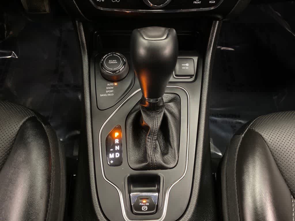 Used 2022 Jeep Cherokee Latitude Lux w/ Mopar Interior Package AWD/4WD image 24