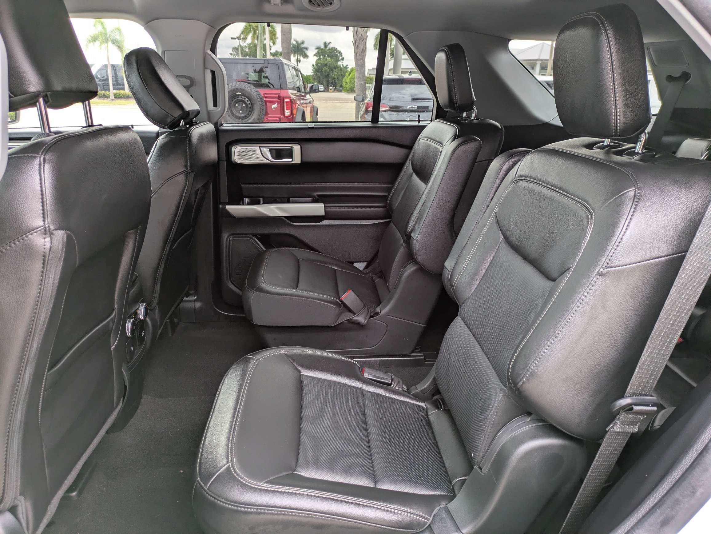 Used 2023 Ford Explorer Limited w/ Limited Technology Package RWD image 17
