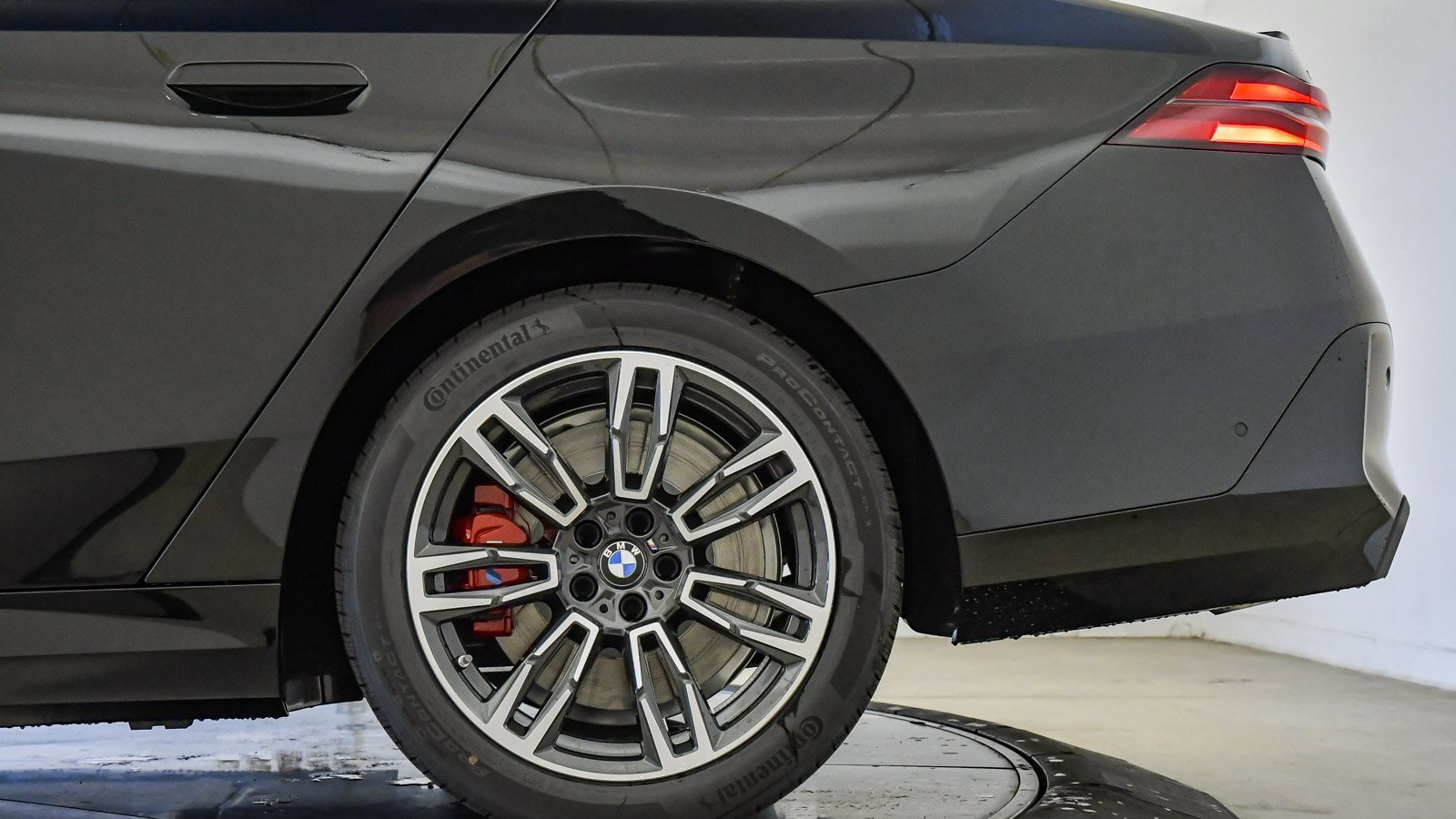 New 2026 BMW 550e xDrive w/ Executive Package image 11