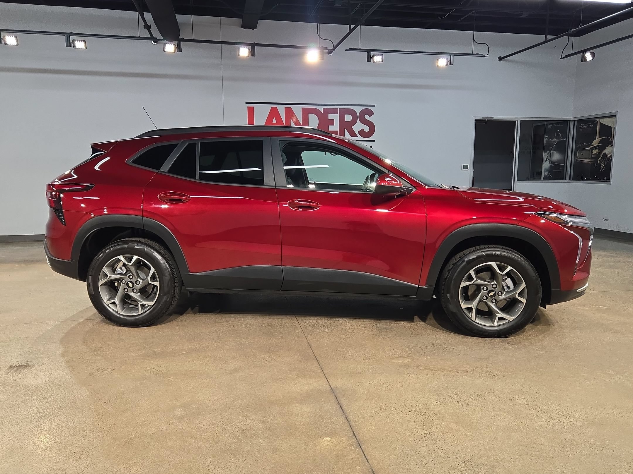 Used 2025 Chevrolet Trax LT FWD image 8