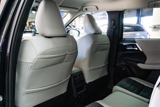 New 2025 Mitsubishi Outlander SE image 18