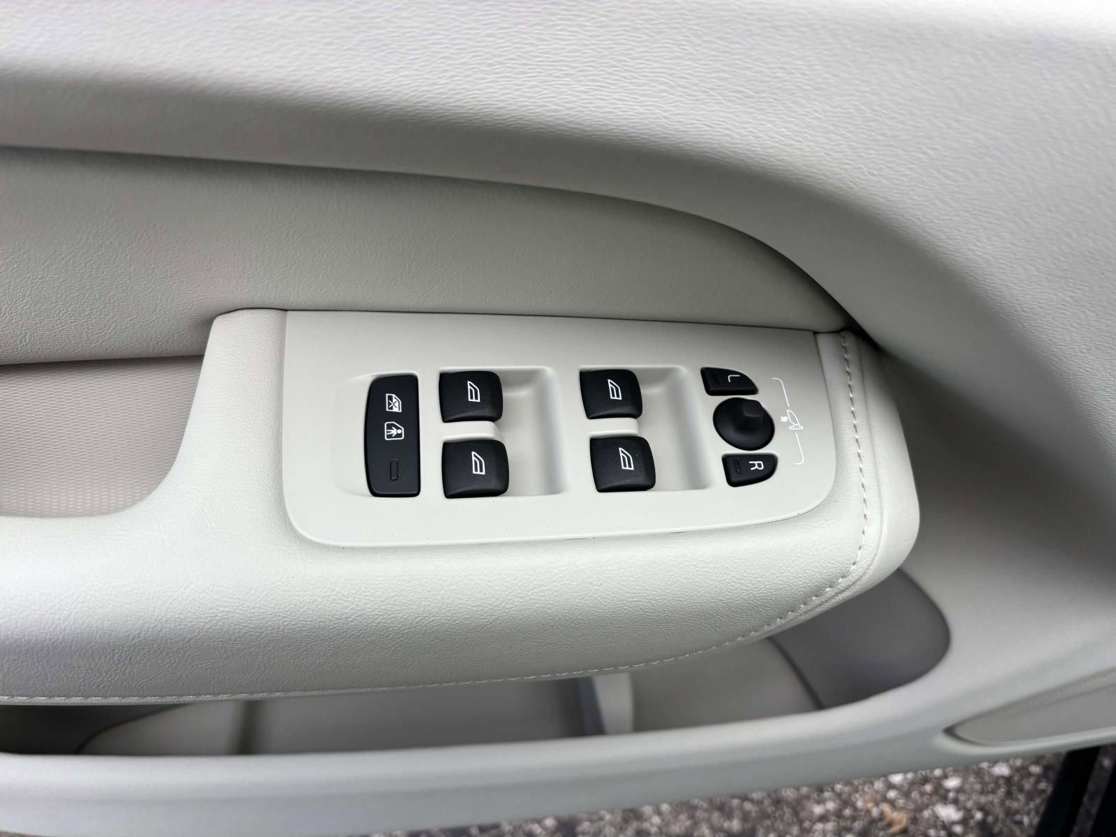 New 2026 Volvo XC60 B5 Ultra w/ Protection Package Premier image 11