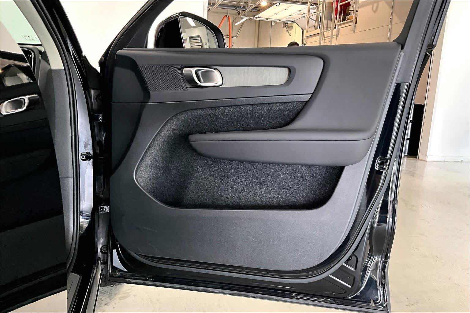 Used 2025 Volvo XC40 B5 Plus AWD/4WD image 25