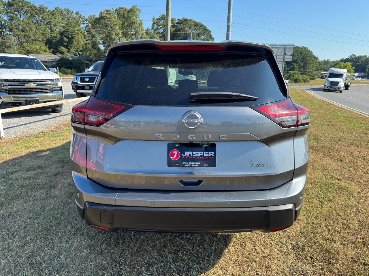 Used 2025 Nissan Rogue SV AWD/4WD image 4