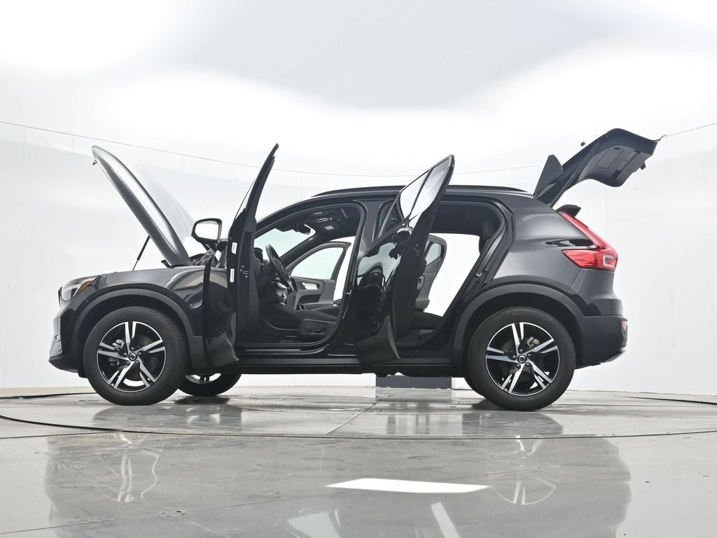 Used 2024 Volvo XC40 B5 Core image 42