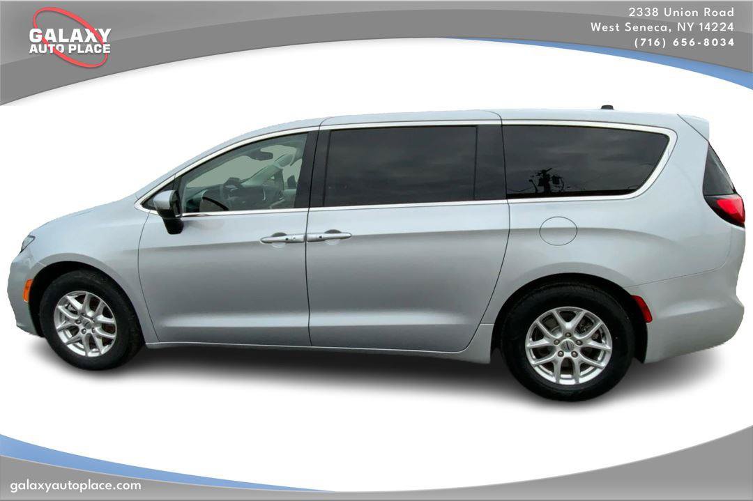 Used 2023 Chrysler Pacifica Touring-L FWD image 8