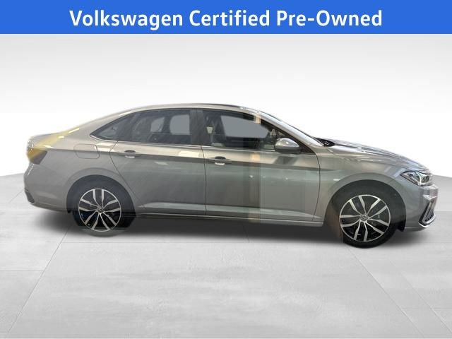 Certified 2025 Volkswagen Jetta SE w/ Sunroof Package image 10
