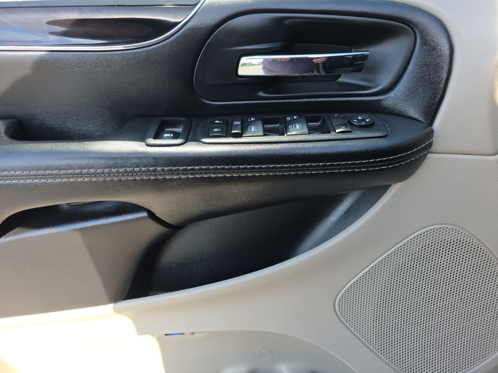 Used 2018 Dodge Grand Caravan SXT w/ Rear Park Assist Package FWD image 13