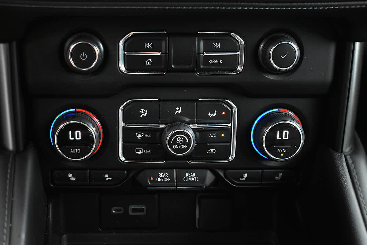 Used 2022 Chevrolet Tahoe LT w/ Luxury Package AWD/4WD image 18