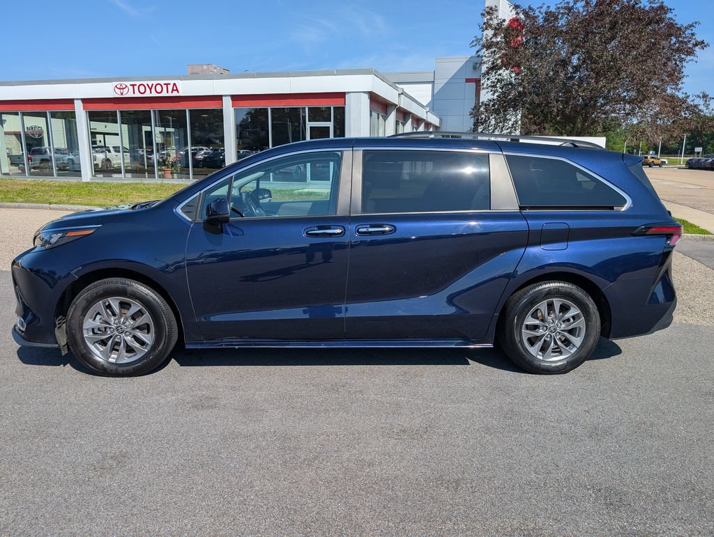 Used 2024 Toyota Sienna XLE w/ XLE Plus Package AWD/4WD image 2