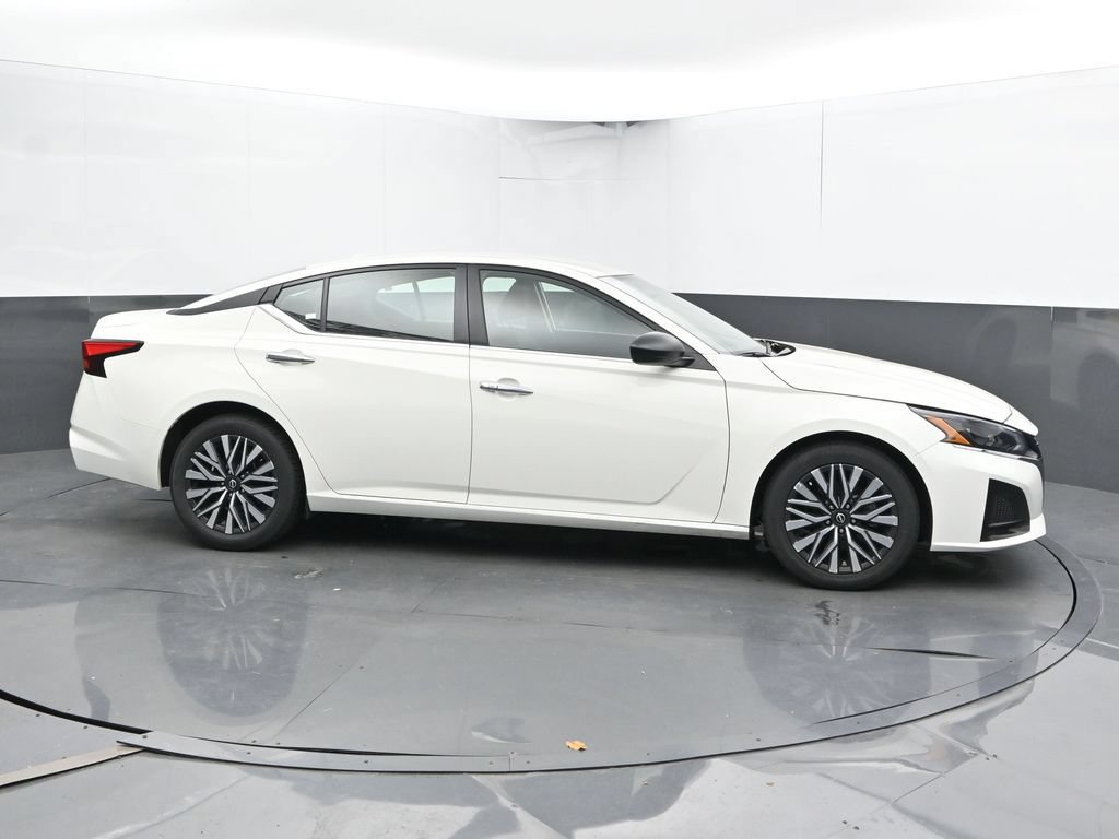 Used 2025 Nissan Altima 2.5 SV FWD image 4