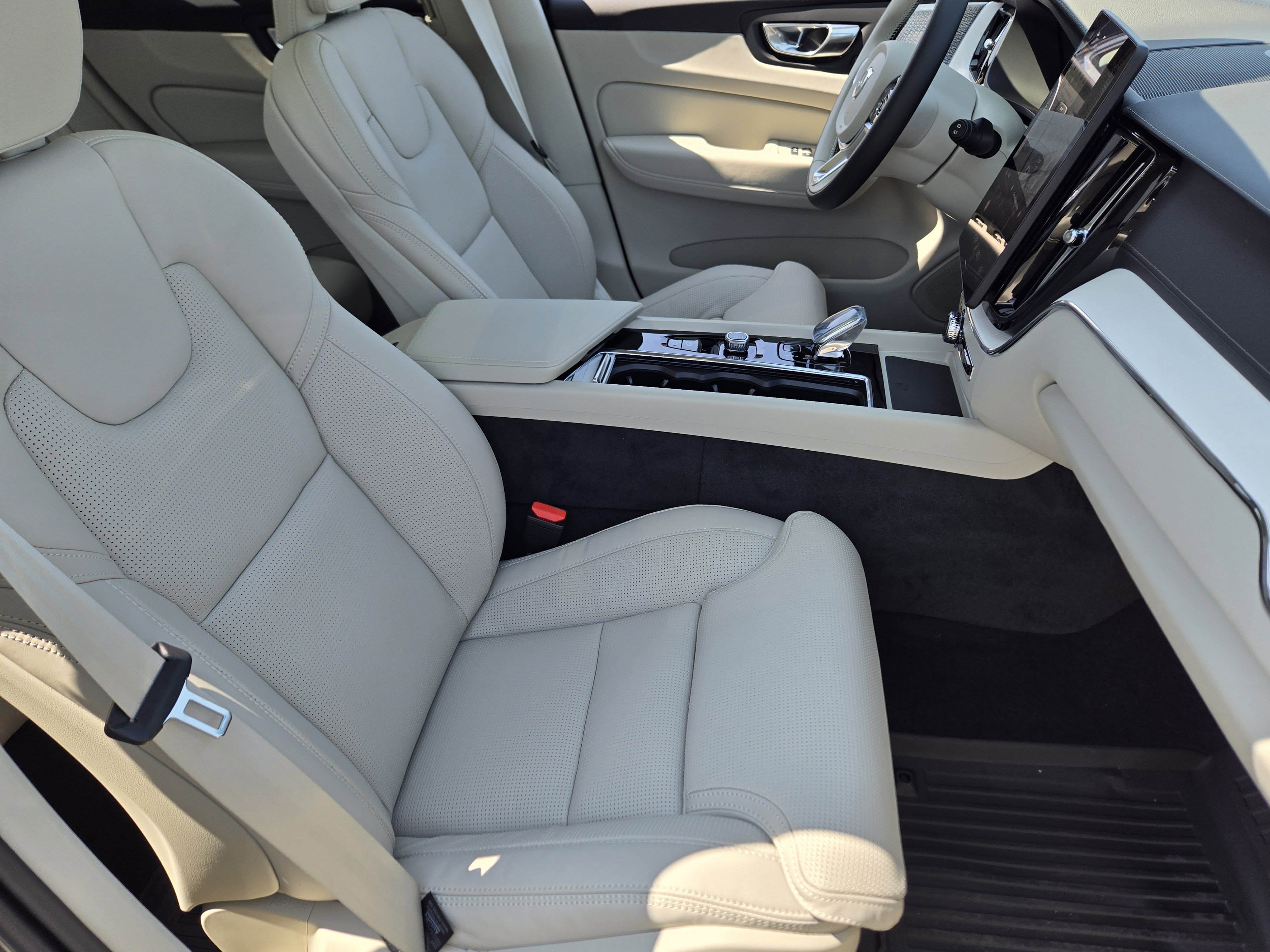 New 2026 Volvo XC60 T8 Ultra image 17