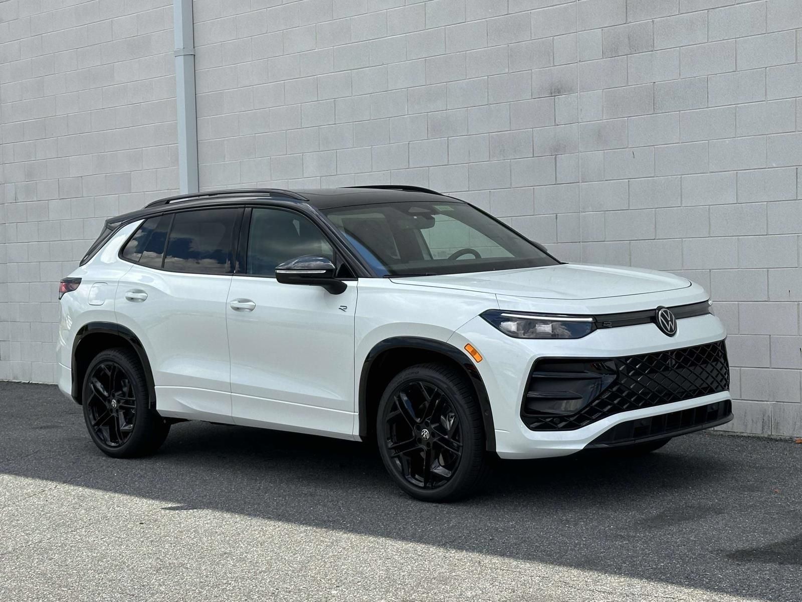 New 2026 Volkswagen Tiguan SE R-Line AWD/4WD image 8