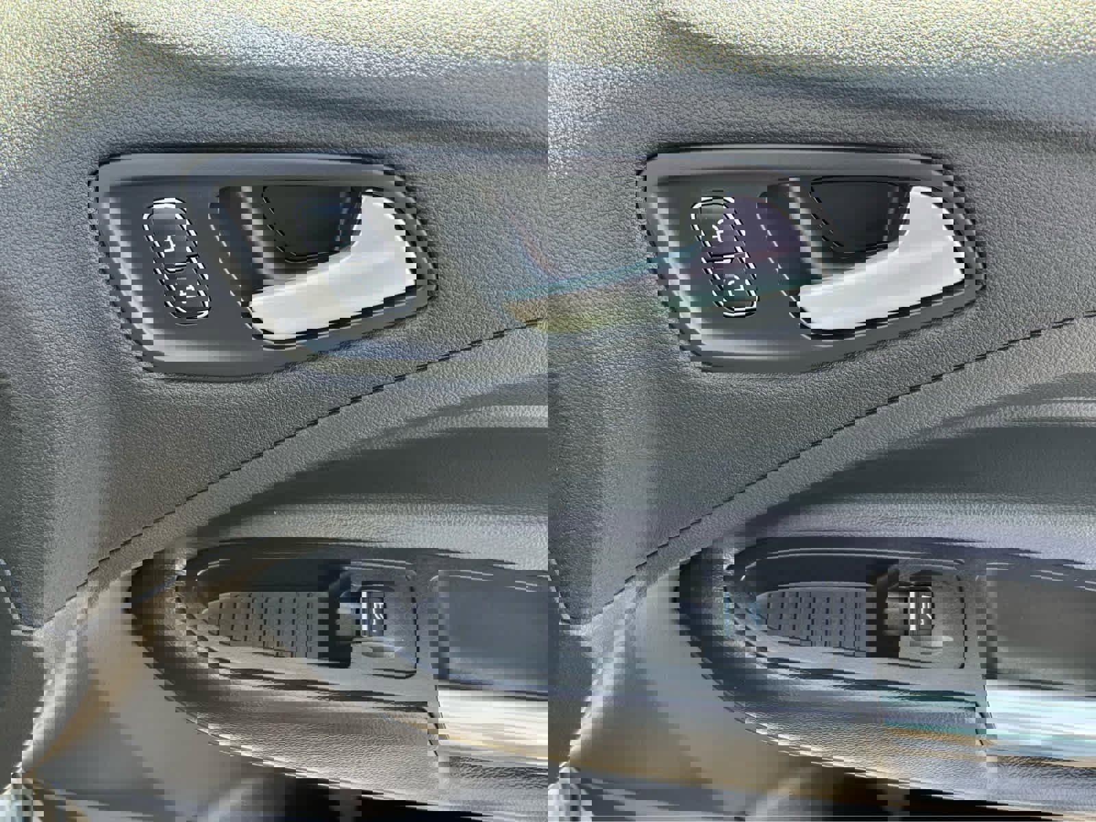 Used 2019 Ford Escape Titanium image 18