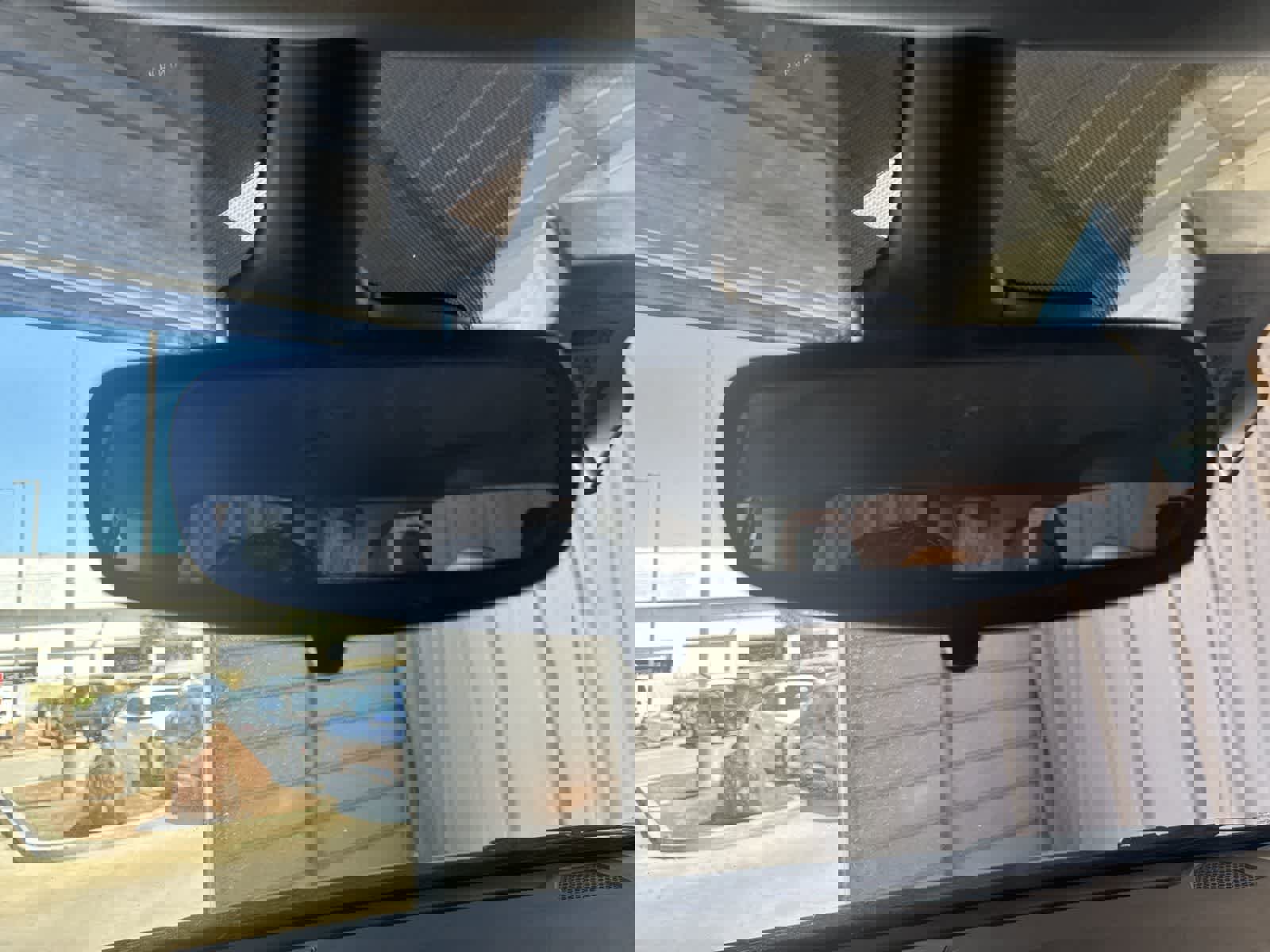 Used 2023 Chrysler Voyager LX image 27