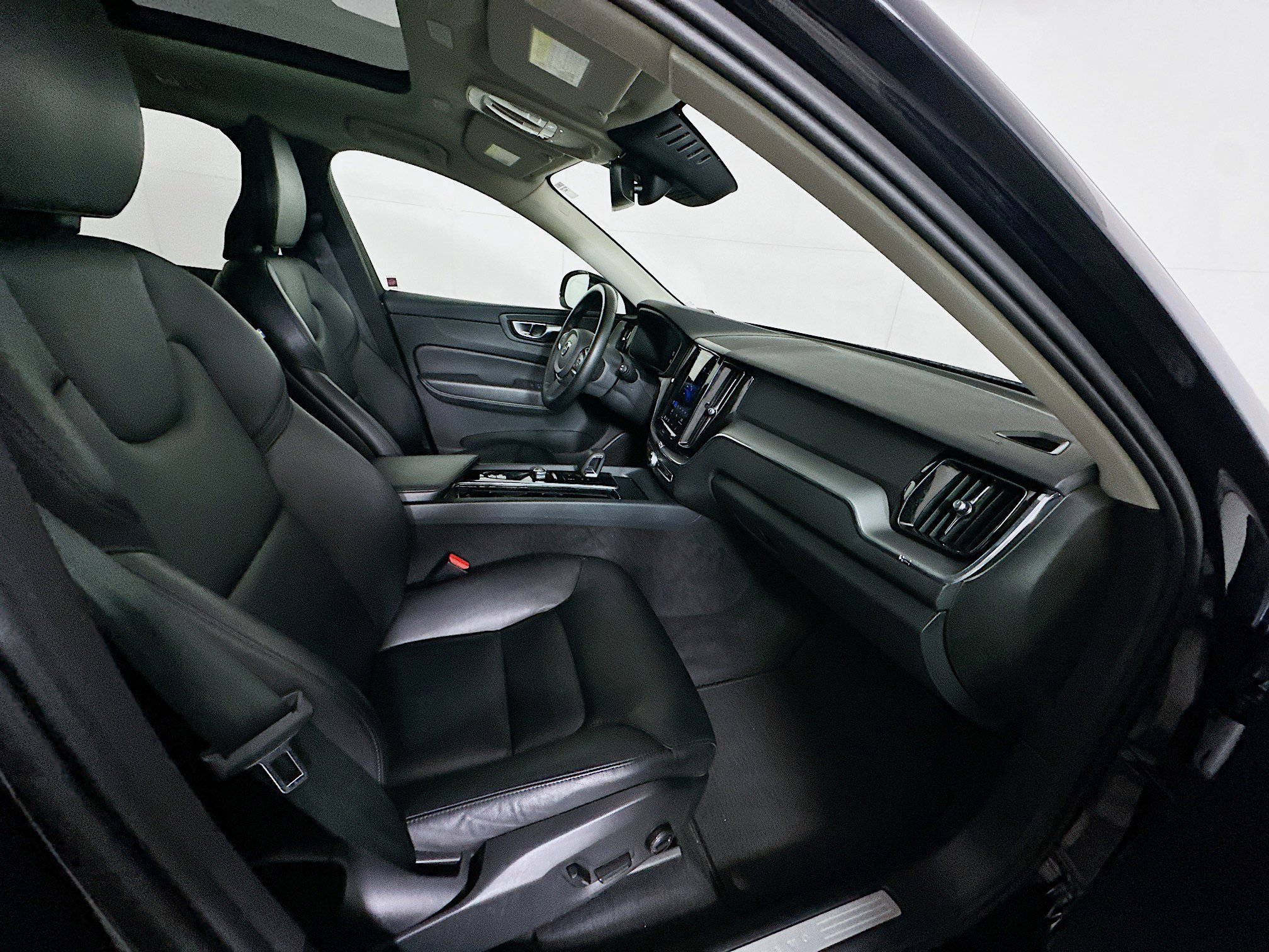 Used 2024 Volvo XC60 B5 Core w/ Climate Package image 30