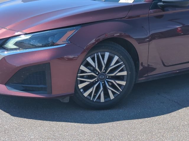 Used 2025 Nissan Altima 2.5 SV FWD image 2