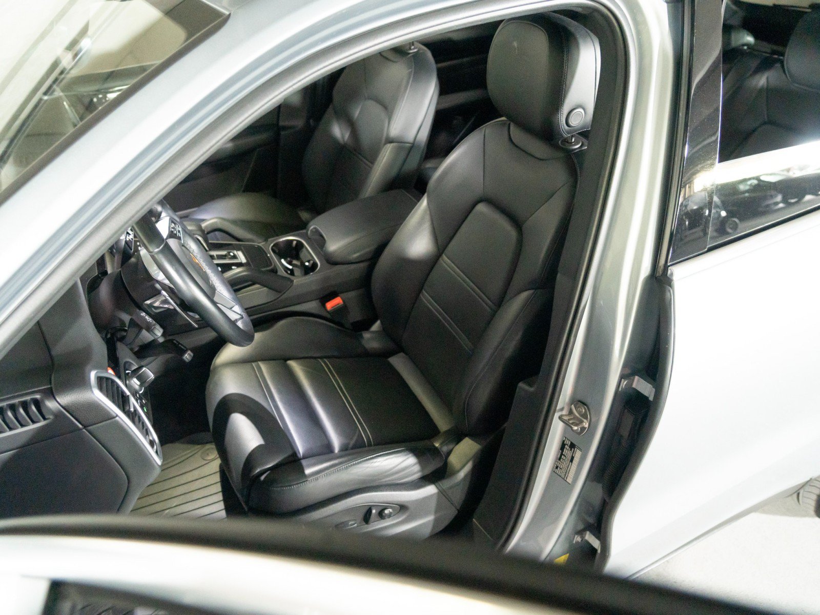 Certified 2023 Porsche Cayenne AWD/4WD image 5