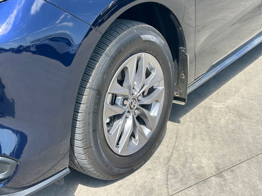 Used 2025 Toyota Sienna LE image 9