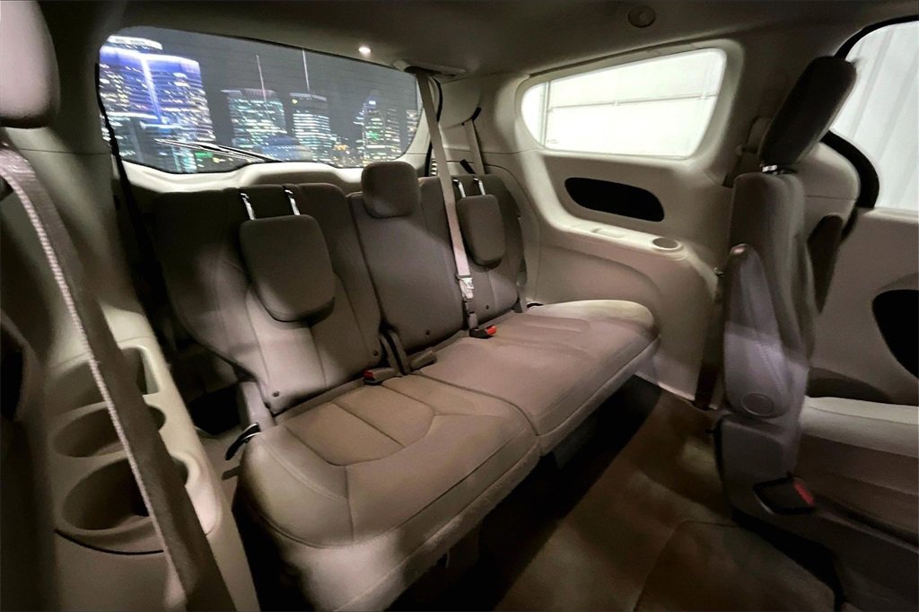 Used 2021 Chrysler Pacifica Touring image 25