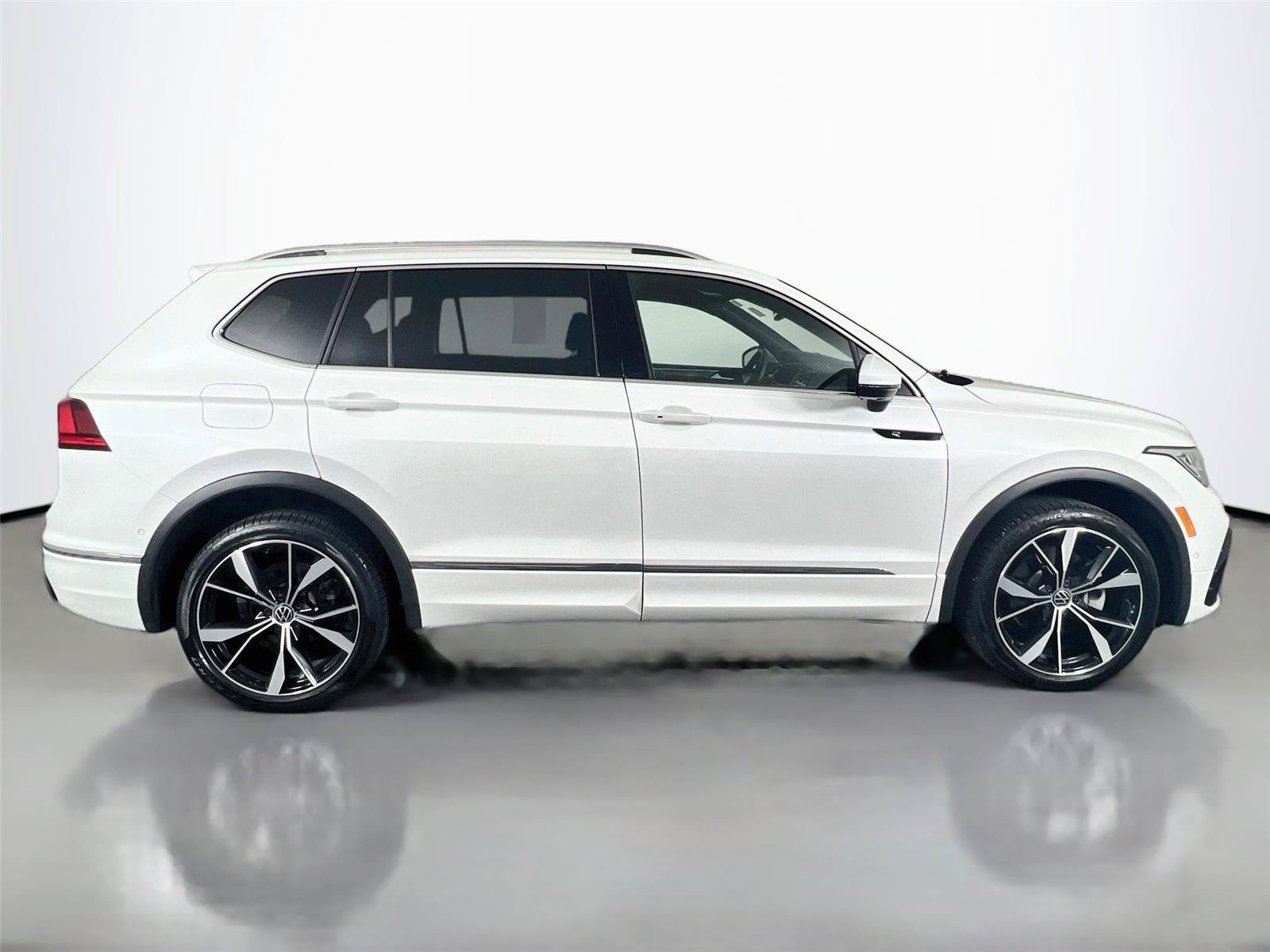 Used 2024 Volkswagen Tiguan SEL R-Line AWD/4WD image 7