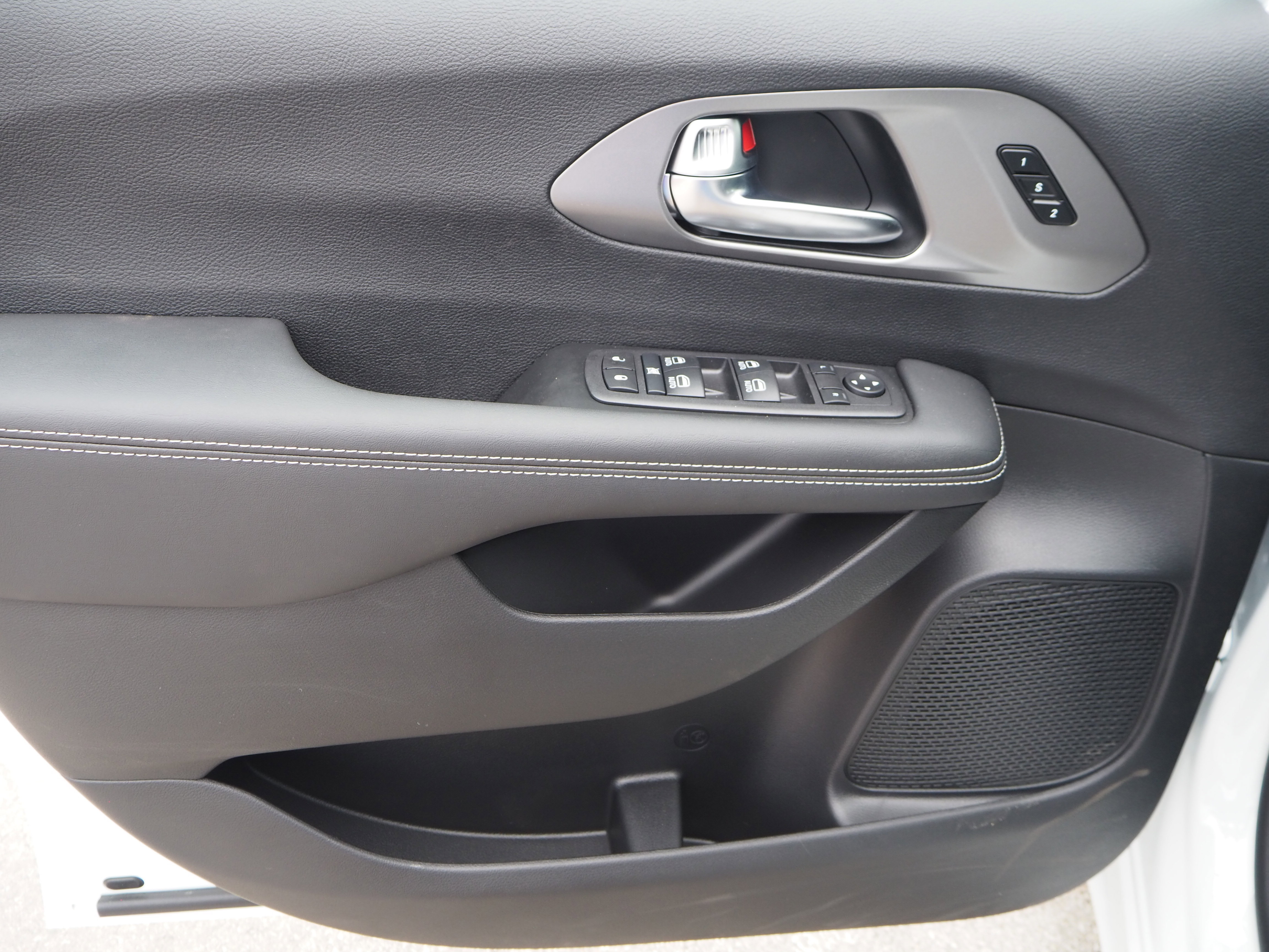 New 2025 Chrysler Pacifica Select w/ Uconnect Theater Family Group FWD image 29