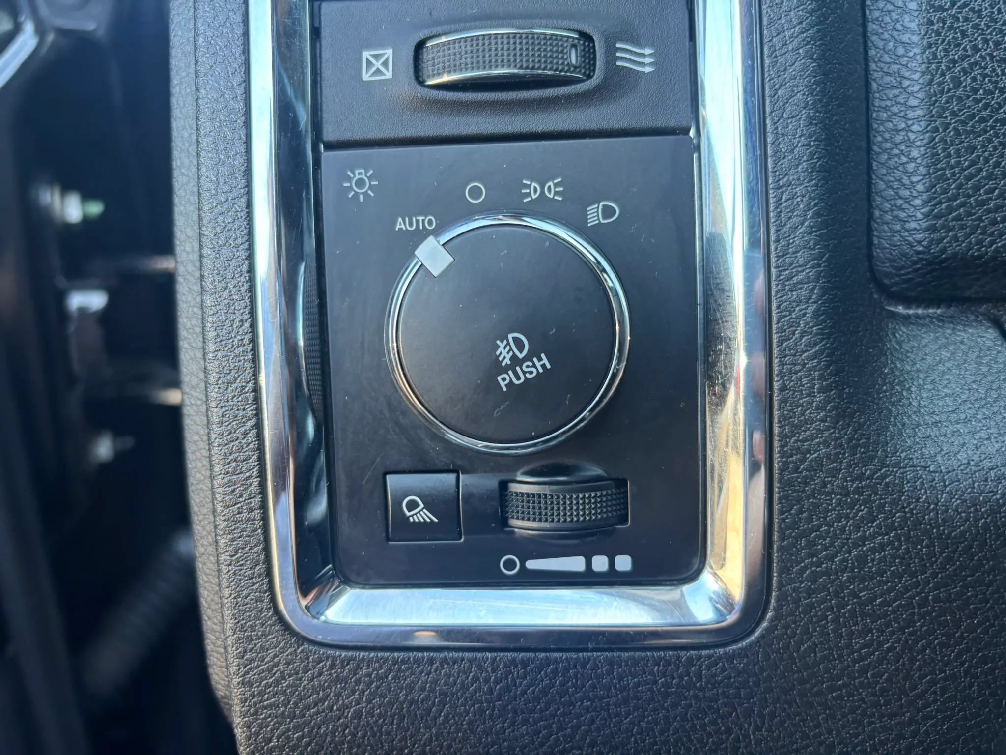 Used 2018 RAM 2500 Laramie w/ Snow Chief Group AWD/4WD image 19