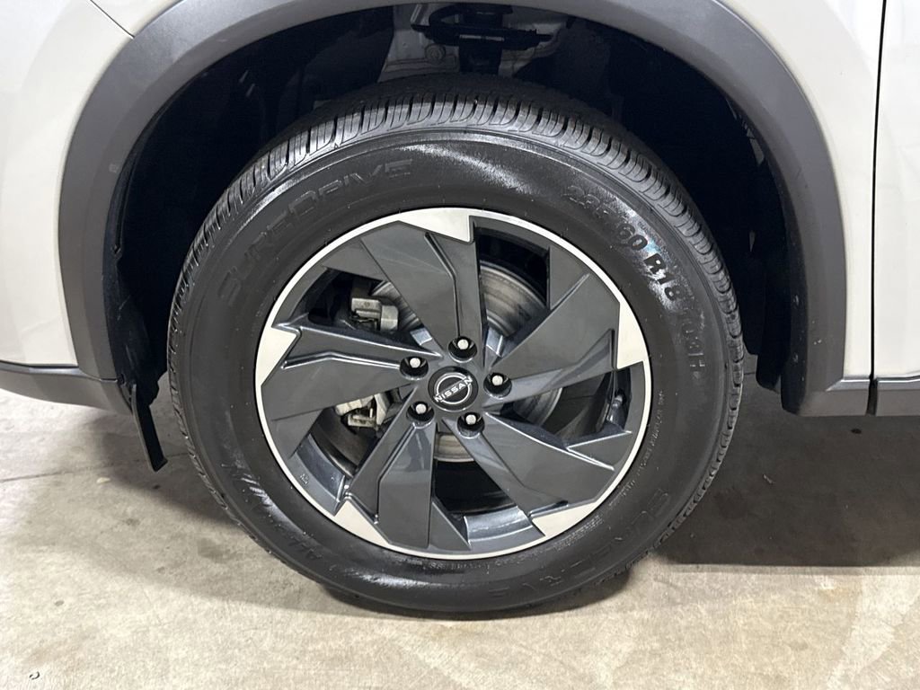 Used 2024 Nissan Rogue SV image 26