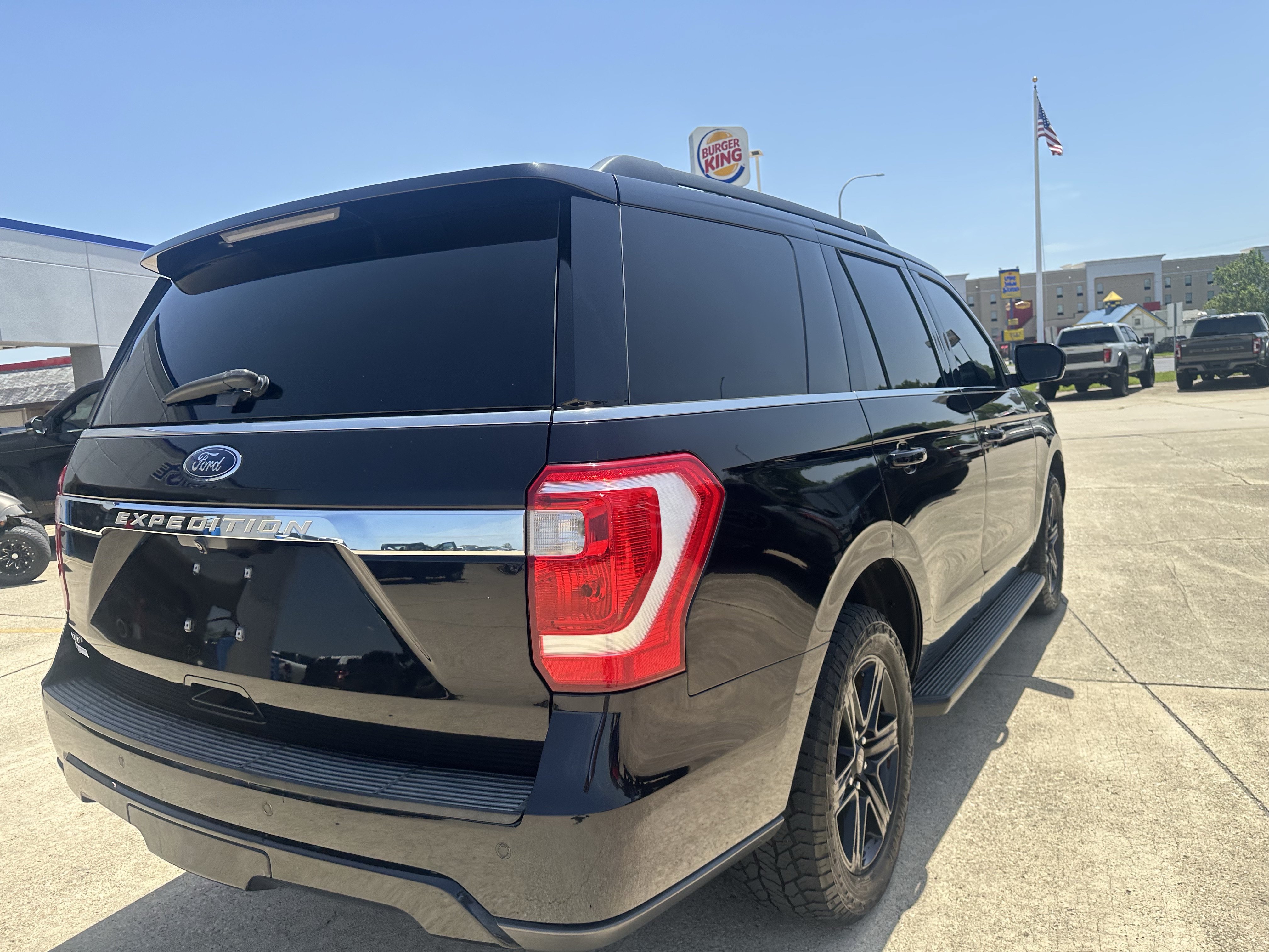 Used 2021 Ford Expedition XLT w/ Black Accent Package AWD/4WD image 4