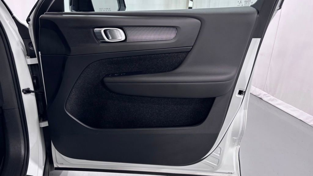 Used 2019 Volvo XC40 T5 R-Design image 18