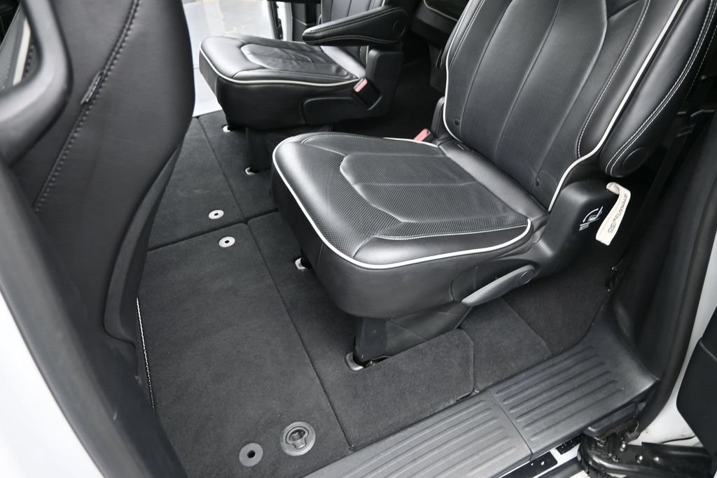 Used 2025 Chrysler Pacifica Limited FWD image 14