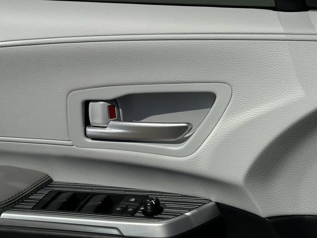 Used 2026 Toyota Sienna XLE FWD image 25