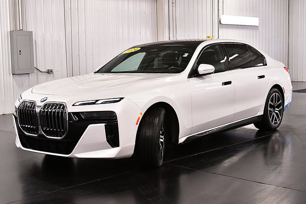 Used 2024 BMW 740i xDrive AWD/4WD image 3
