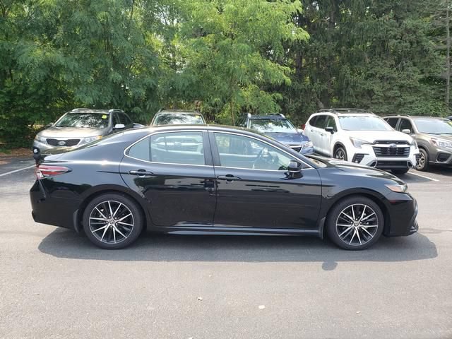 Used 2024 Toyota Camry SE w/ Cold Weather Package FWD image 2