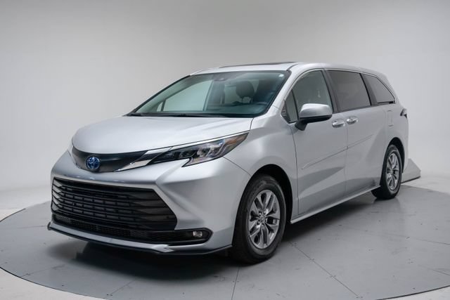 Used 2025 Toyota Sienna XLE FWD image 1