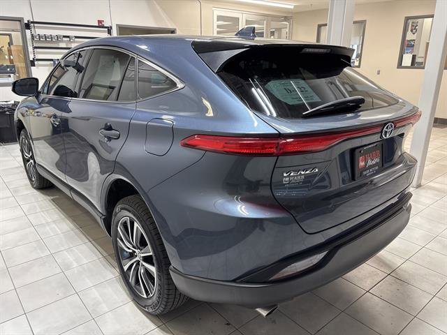 Used 2023 Toyota Venza LE image 2