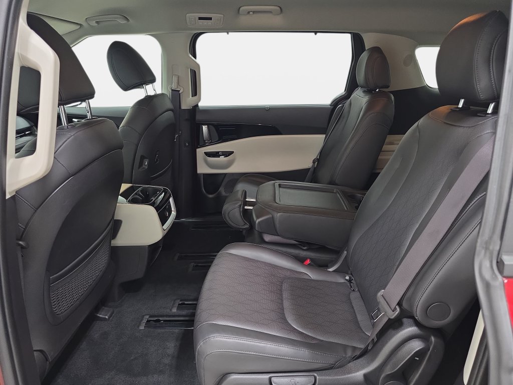 Used 2024 Kia Carnival EX FWD image 12