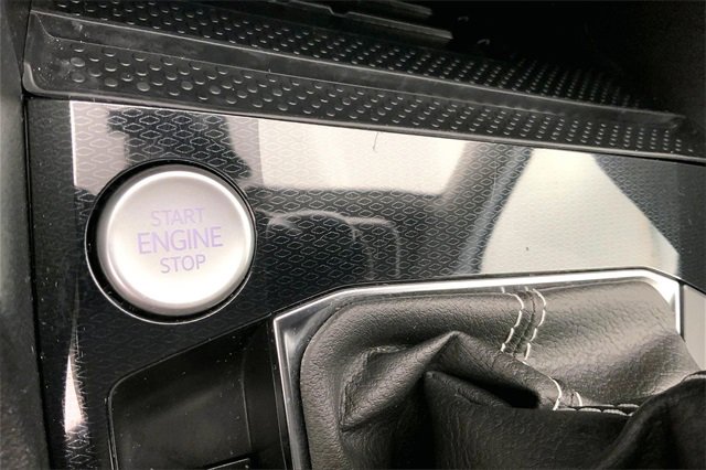 Certified 2025 Volkswagen Taos SE w/ Panoramic Sunroof Package image 32