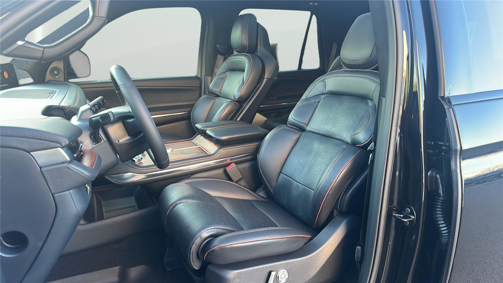 Used 2025 Lincoln Navigator Black Label image 12