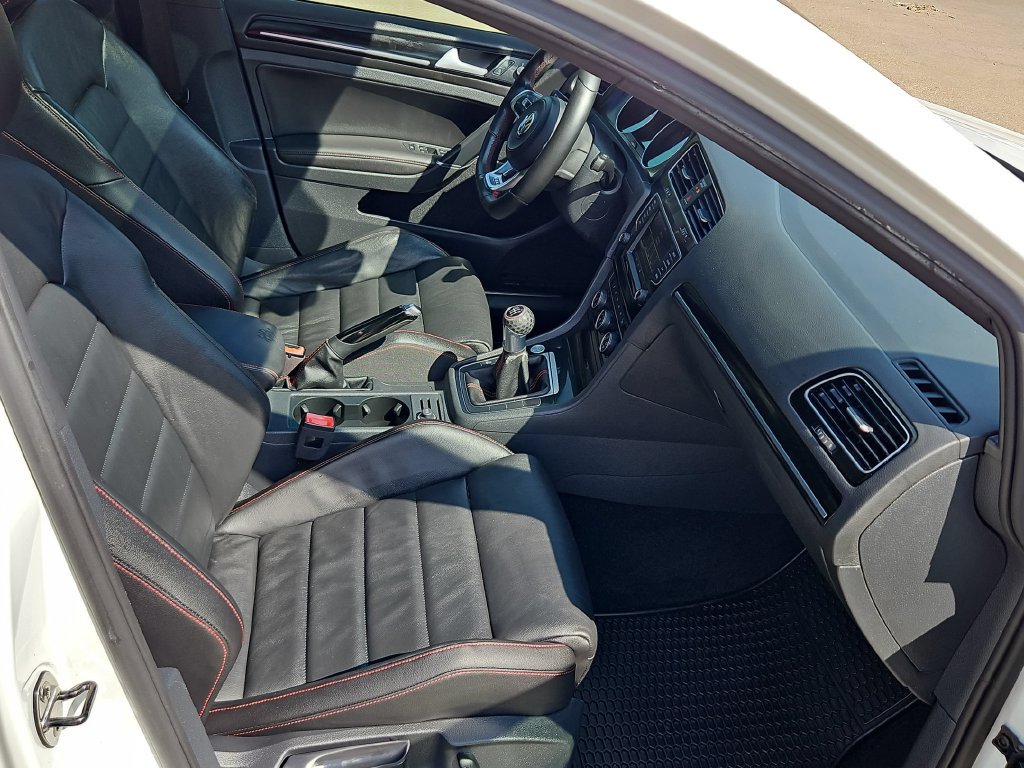Used 2017 Volkswagen GTI SE FWD image 31