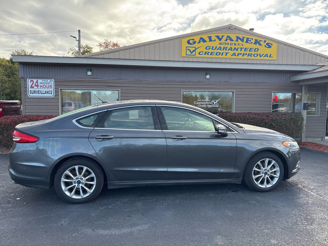 Used 2017 Ford Fusion SE w/ Fusion SE Technology Package image 4