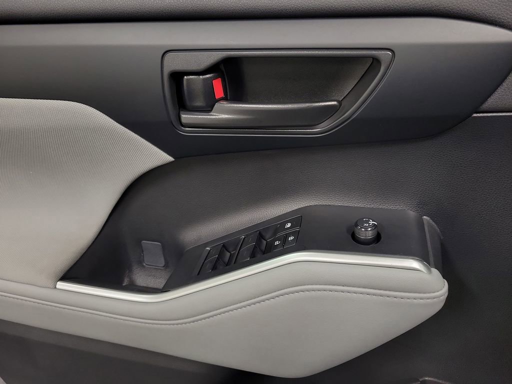 Used 2023 Toyota Highlander L image 19