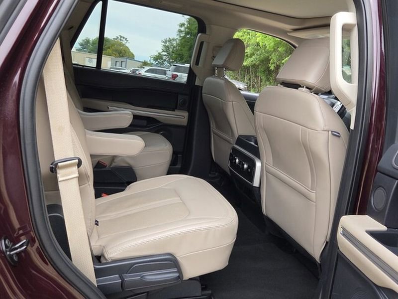 Used 2024 Ford Expedition Limited image 16