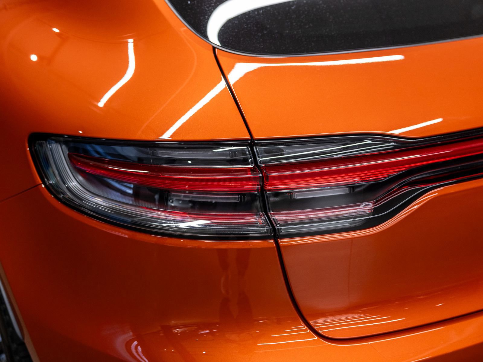 Certified 2025 Porsche Macan AWD/4WD image 23