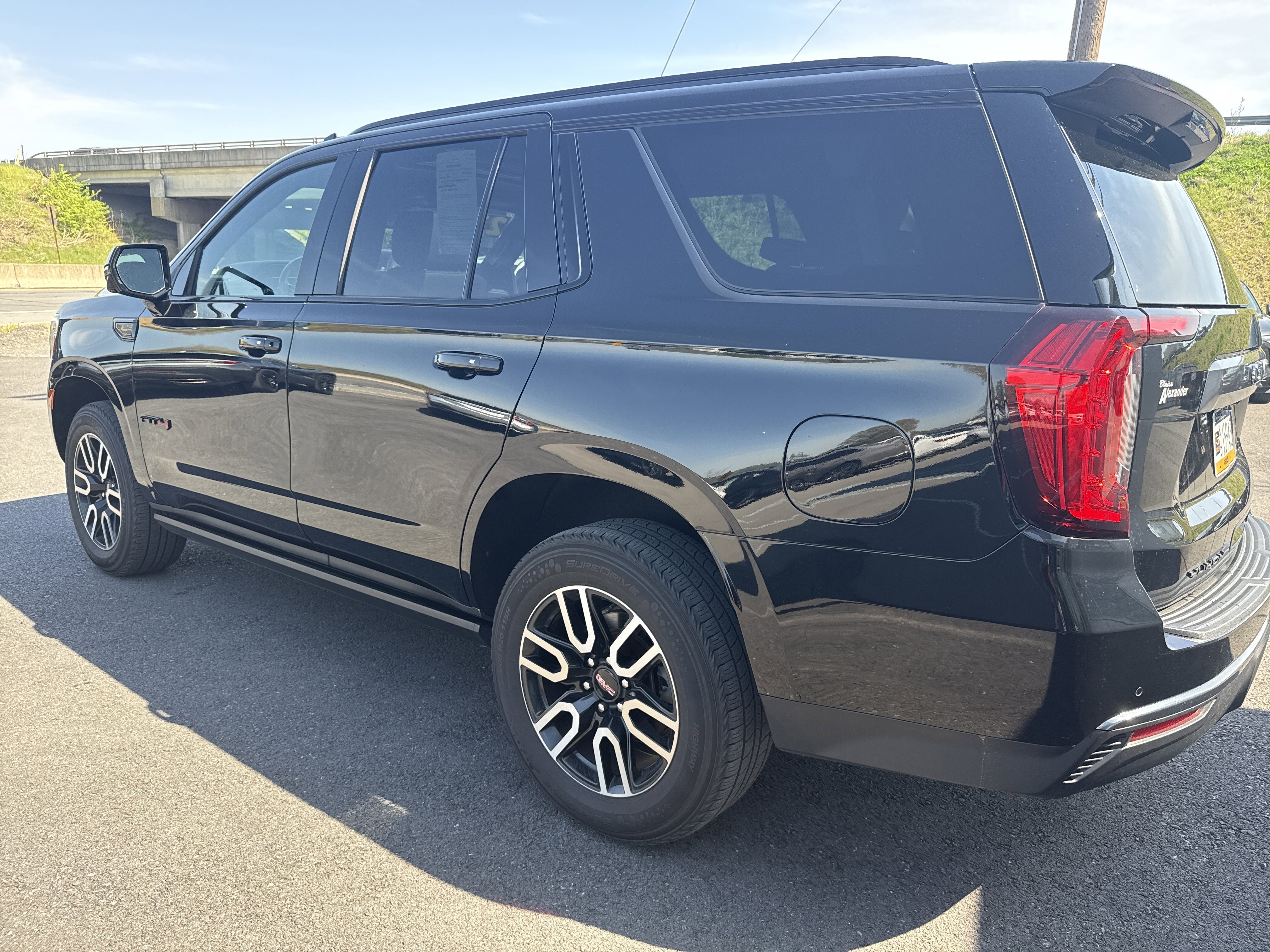 Used 2023 GMC Yukon AT4 w/ AT4 Premium Package AWD/4WD image 7