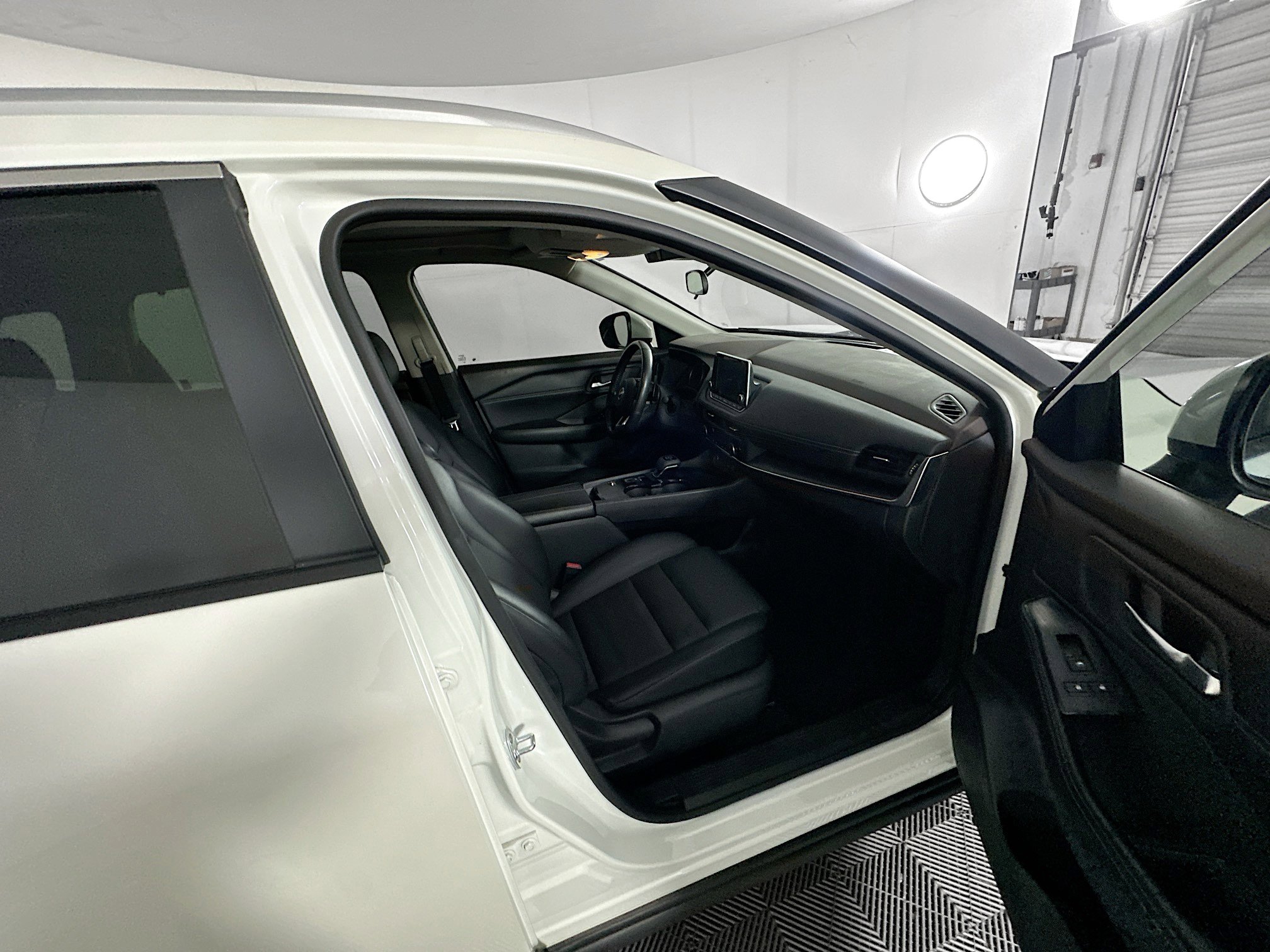 Used 2023 Nissan Rogue SV w/ SV Premium B Package image 31