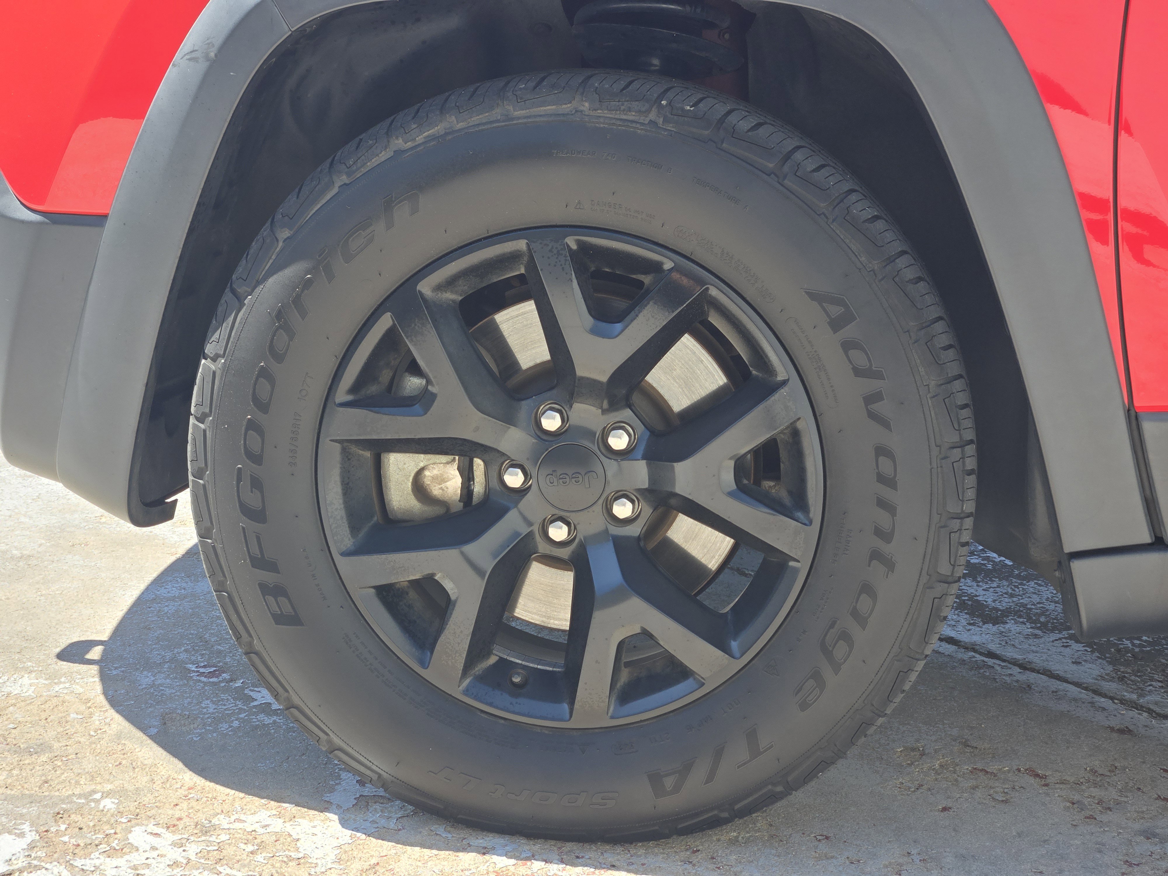Used 2017 Jeep Cherokee Trailhawk AWD/4WD image 14